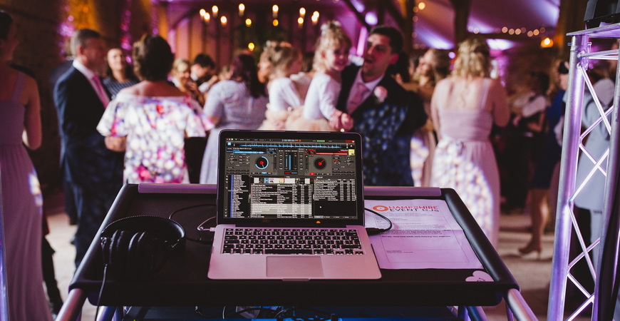 You are currently viewing How to Create the Perfect Music Plan for Your DJ